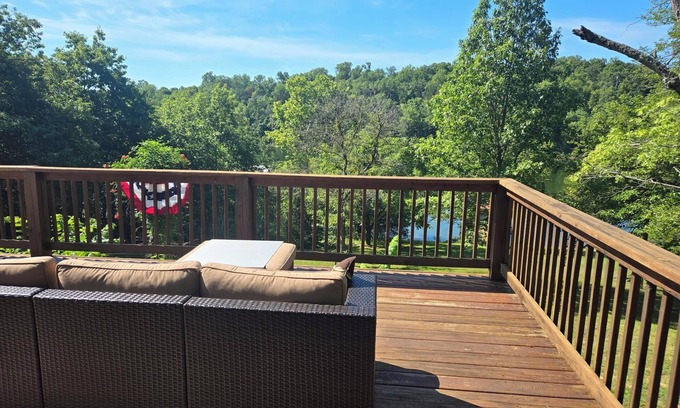 Shell Knob Casa | Camp Bob Table Rock Lake House -3 waterfront lots, easy walk down, close to town