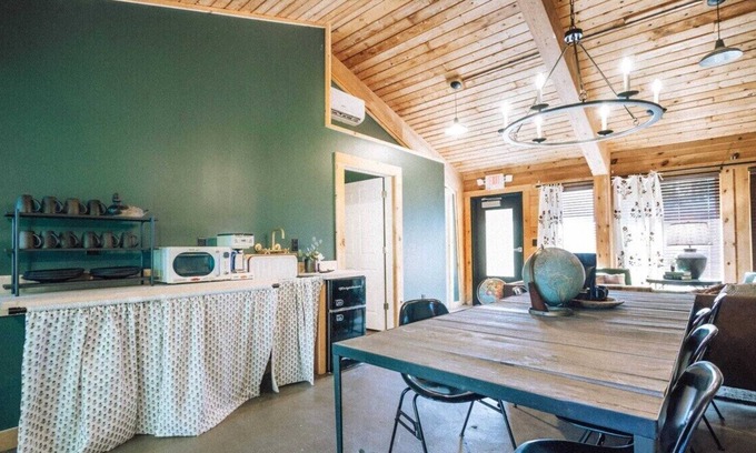 Waupaca Cabina | Camp Elsewhere Pet-Friendly Cabin