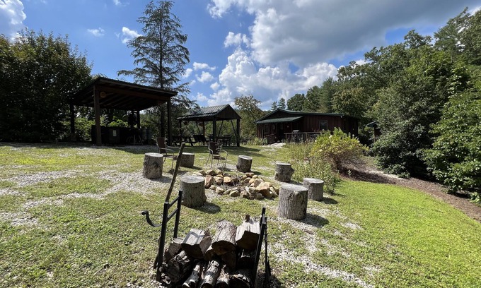 Nebo Cabina | Camp Hideaway Hemlock Haven Cabin en Lake James NC