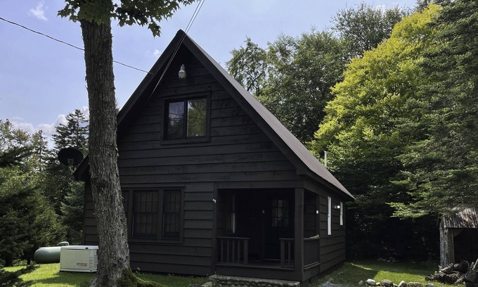 Eagle Bay Cabina | Camp Orvis by West Pond