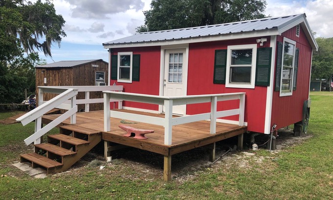 Kaplan Cabina | Camp Paradise Pecan Island- Cabaña Roja Solamente