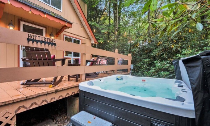 Pocono Pines Cabina | Camp Rock in the Poconos | Hot Tub & Firepit