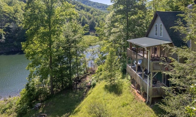 Tuckasegee Cabaña | Camp Ruby on Cedar Cliff Lake is the perfect mountain getaway!