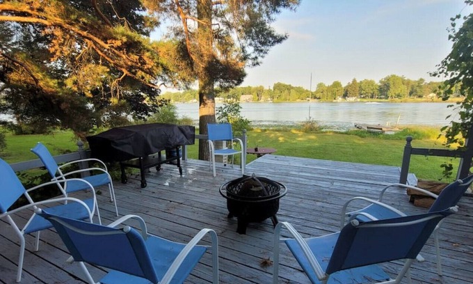Alto Casa | Campau Lake Sunny days cottages w hot spa