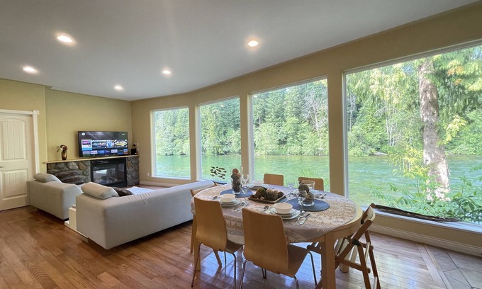 Campbell River Casa | Campbell River 2 bedroom Fishing Lodge - River View