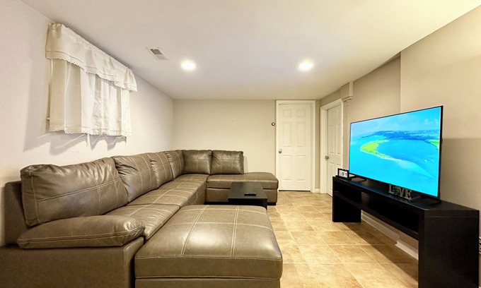 New Castle Casa | Campi's Private Basement Apartment
