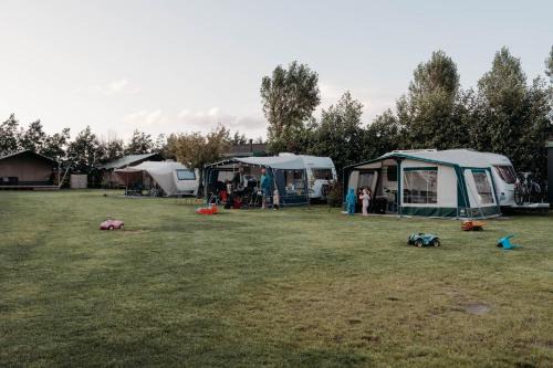 Breezand Otro | Camping De Tulpenweide lege Kampeerplaats, lege plaats op het gras zonder bed