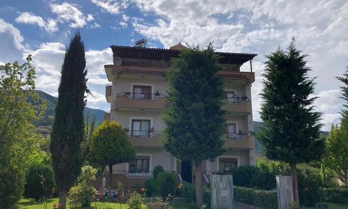 Udenisht Cama Y Desayuno | Camping & Guest House Herges