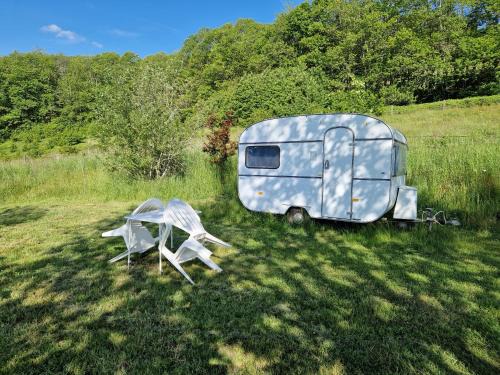 Larochemillay Otro | Camping La Fôret du Morvan Vintage caravan