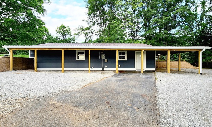 Burkesville Casa | Camping with the Cows near Dale Hollow Lake