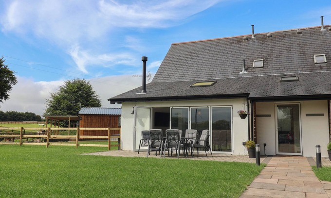 Watchet Cabaña | CAMPION COTTAGE, pet friendly, with open fire in Roadwater