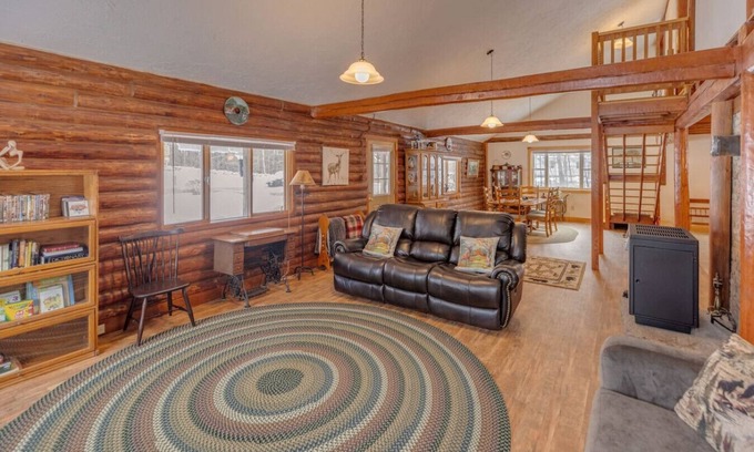 Campton Casa | Campton Log Cabin- Close to it all!