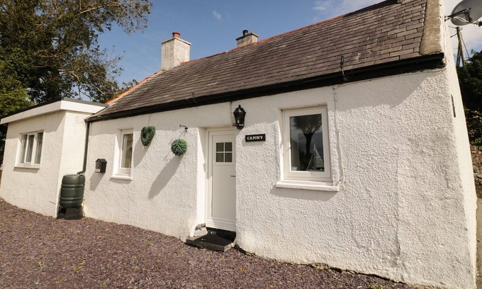 Brynsiencyn Cabaña | CAMWY, pet friendly, character holiday cottage in Brynsiencyn
