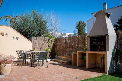 Torredembarra Casa | CAN LOLA Estupenda casa de 4 habitaciones con jardín a 150 metros de la playa