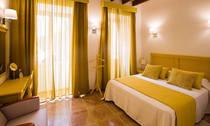 Sineu Hotel | CAN SERRETE - H. DOBLE VISTA CIUDAD - Bonito hotel con piscina compartida y Wifi gratis.