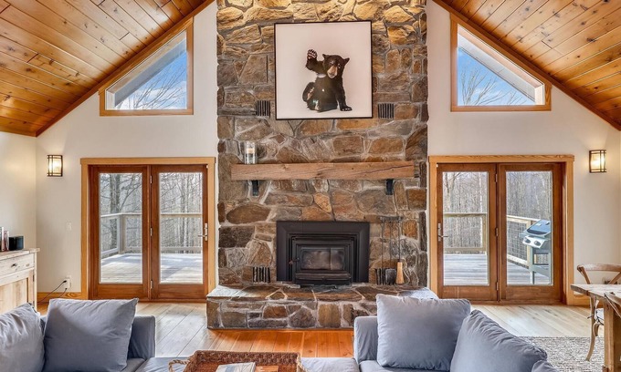Stowe Area Chalet De Esquí | Can't Bear to Leave - Perfectly Appointed Chalet in Stowe!