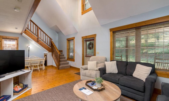 Millersburg Casa | Canadian Hemlock . Trailside Lodging