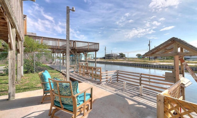 Flour Bluff Casa | Canal Front Beach House with Laguna Madre Views. Flour Bluff, Corpus Christi.