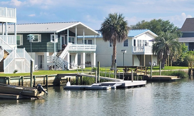 Litchfield by the Sea Casa | Tidal Canal Front Beach House, porche con mosquitero, 2 televisores, fácil paseo a la playa