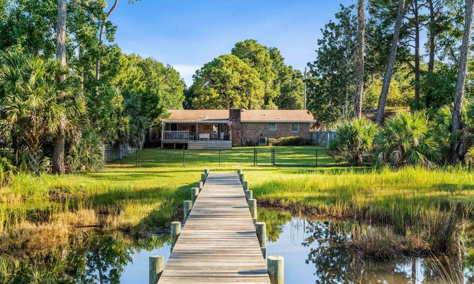 Fort Walton Beach Casa | Canal Front Home w/Private Dock | Pet Friendly