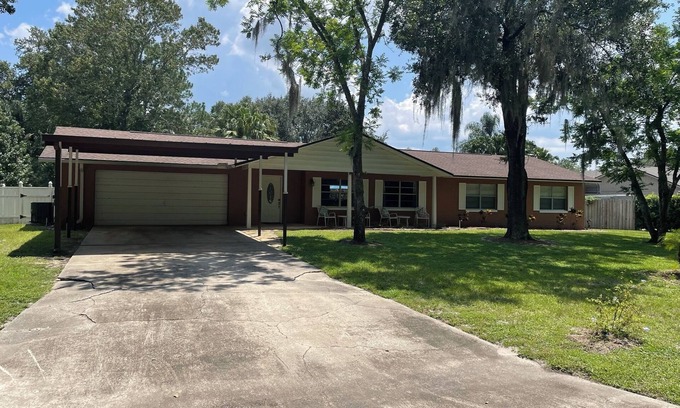 Tavares Casa | Canal front pool home to Dora Chain of Lakes