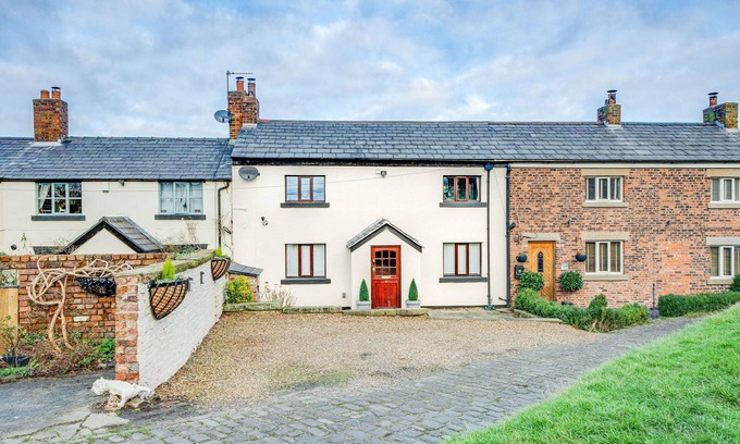 Burscough Cabaña | Canal side cottage with hot tub, sky tv and log fire