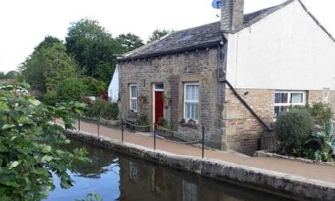 Kildwick Cabaña | Canal-side relaxing escape, near Skipton.