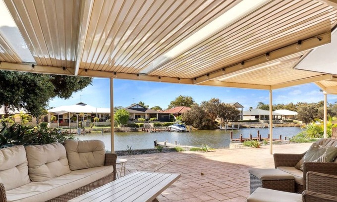 South Yunderup Casa | Canal-Side Retreat with Private Jetty and Kayaks