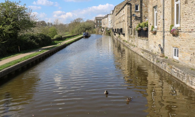 Kildwick Casa | CANAL VIEW COTTAGE, family friendly in Farnhill
