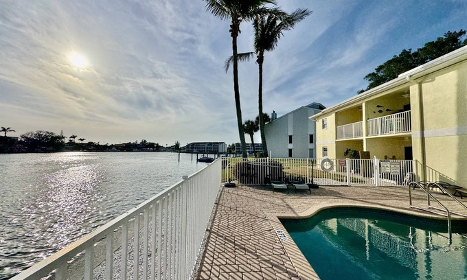 Capri Isle Condominio | Canal-View Gem w/ Pool in Treasure Island Paradise