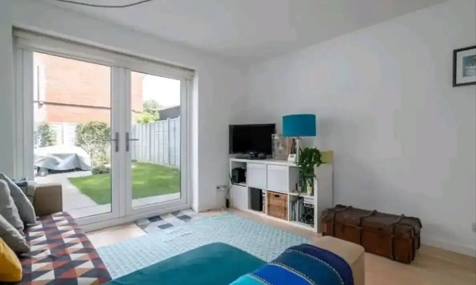 Camden Town Casa | Canal View House | 2BR with Garden & Parking