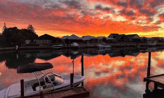 Halls Head Casa | Canal Views - accommodation in Halls Head, Mandurah: dolphins, sunrises and more