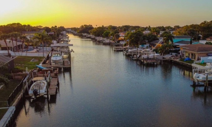 Bay Crest Park Casa | CANAL Oasis Heated Pool-Hot Tub-Waterfront- Kayaks-Luxury