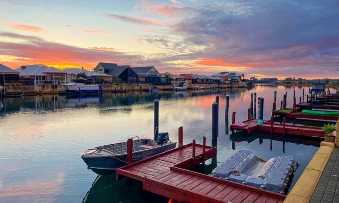 Halls Head Casa | Canal Vista - waterfront, dolphins, swans and sun in Halls Head, Mandurah