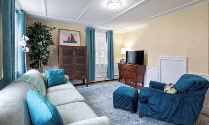 Gloucester Apartamento | Canal Water View; Steps to Ocean, Boulevard, Park