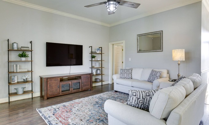 South Baton Rouge Casa | Canalfront Baton Rouge Home w/ Patio: 6 Mi to LSU!