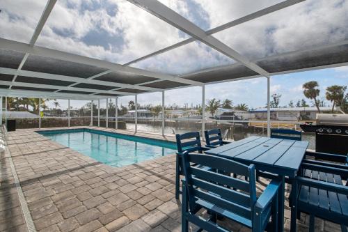 Whitney Beach Casa | Canalfront Bradenton home with Dock & Heated Screened In Pool