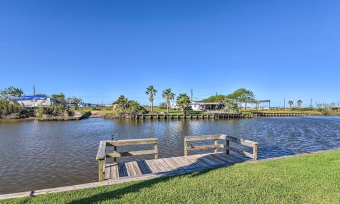 Cedar Lane Cabina | Canalfront Sargent Cabin w/ Patio: 1 Mi to Beach!