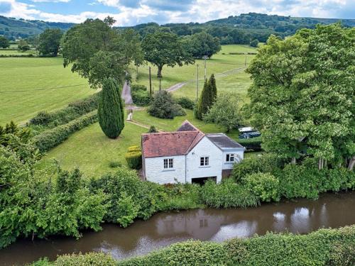 Llanover Casa | Canalside boathouse in the park