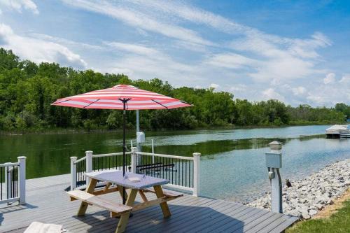 Waterloo Casa | Canalside Cottage 3BR Lake Access Dock Fire Pit