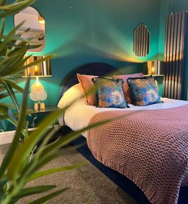 Pontrilas Casa | Canalside Terrace-Boutique Stay Worcester City