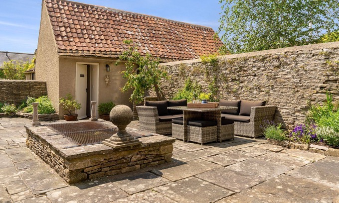 Marshfield Cabaña | Candlemaker's Cottage - sleeps 6 guests in 3 bedrooms