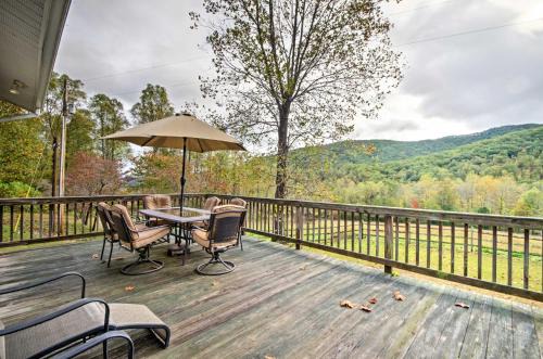 Candler Casa | Candler Cabin with Deck and Mount Pisgah Views!