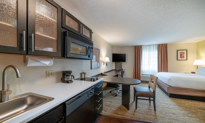 Herndon Hotel | Candlewood Suites Herndon by IHG