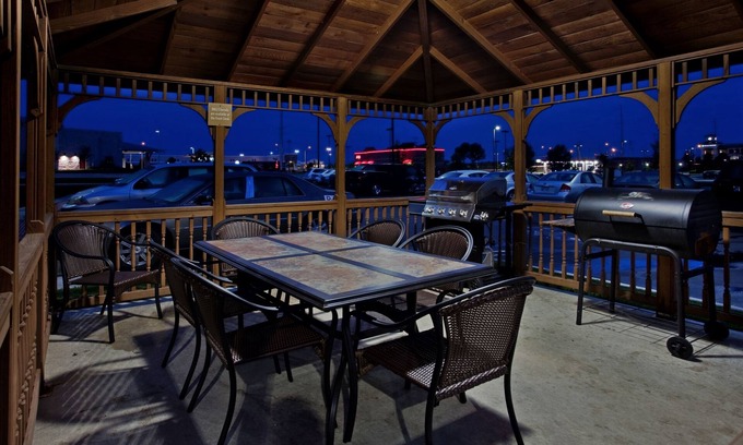 I-435 West KC-KS Hotel | Candlewood Suites Kansas City Speedway by IHG
