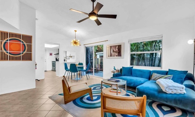 Park East Casa | CandyPop Retro Retreat - 2BD/2BA Near Downtown SRQ
