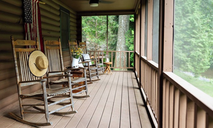 Burnsville Cabina | Cane River Cabin direct river front 3 bedroom 2 bath cabin.