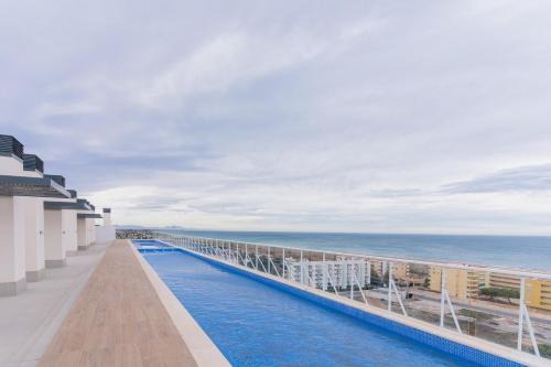 Canet de Berenguer Apartamento | Canet Seaview Gem: Pool & Beach Proximity