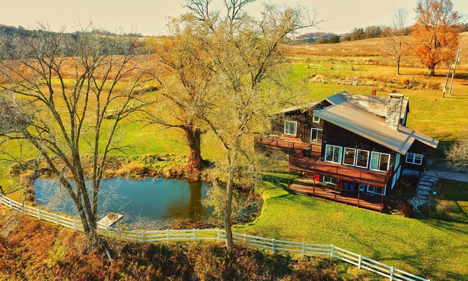 Decorah Cabina | Canoe Creek Lodge- 10 miles from Decorah