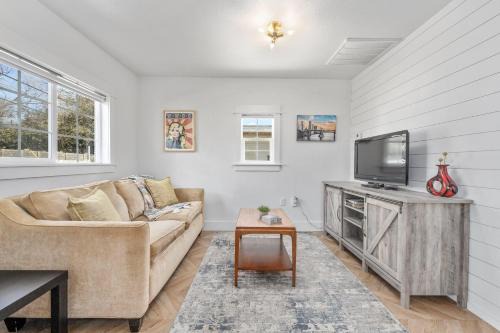 East Cesar Chavez Casa | Canterbury Cottage